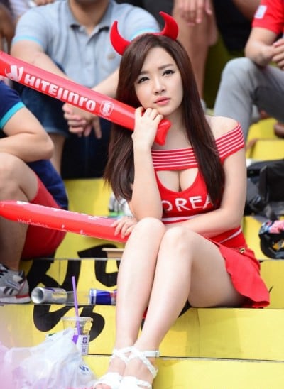Nữ CĐV gợi cảm của Hàn Quốc cũng khoe vòng một nóng bỏng khi cổ vũ cho đội nhà.